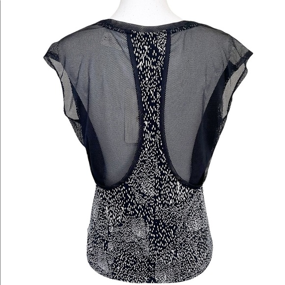 Fabletics NWT Short Sleeve Black White Print Mesh Workout Gym Top T-Shirt Sz XS - Picture 6 of 7